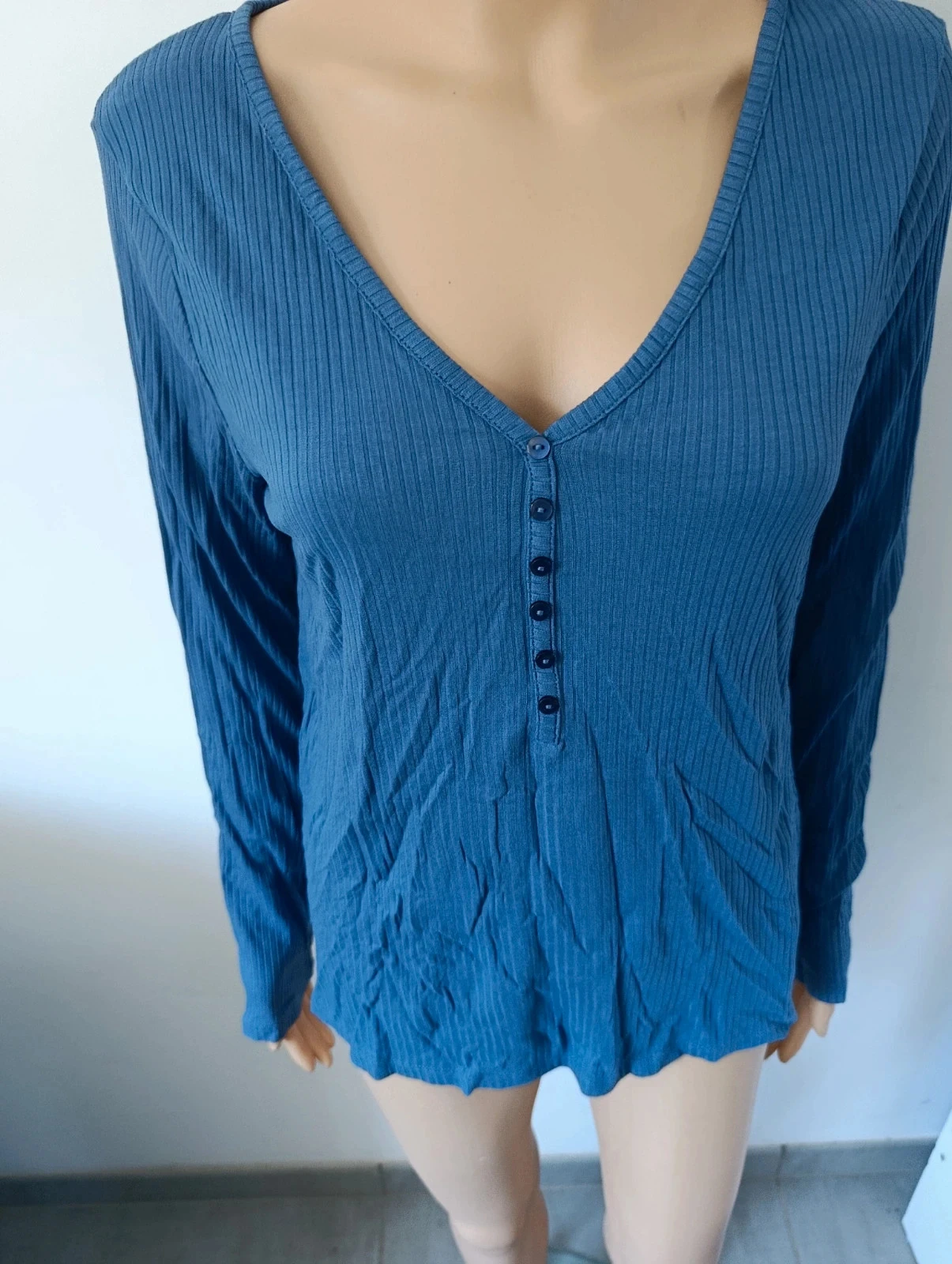 Camisa feminina Camaïeu azul canelado mangas longas gola V – Tamanho L – Nova com etiqueta – photo 4